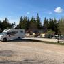 stellplatz-naturpark-zentrum-hohe-wand-1, © Naturpark Hohe Wand Wohnmobil auf einem Parkplatz vor einem Gebäude im Naturpark Hohe Wand.