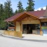 naturpark-zentrum, © Naturpark Hohe Wand Eingang eines Naturpark-Zentrums mit Holzveranda und Informationsschild.