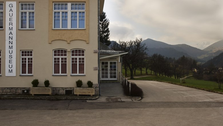 Gauermann Museum in Miesenbach, © Wiener Alpen, Foto: Bene Croy Exterior view of the Gauermann Museum in Miesenbach with mountain landscape in the background.