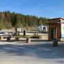 stellplatz-naturpark-zentrum-hohe-wand-3, © Naturpark Hohe Wand Parkplatz am Naturparkzentrum Hohe Wand mit Autos und Wohnmobilen, umgeben von Wald.