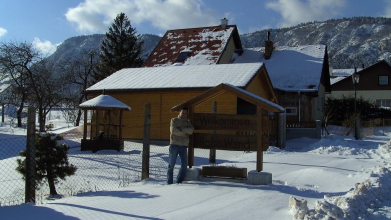 Willkommen zu jeder Jahreszeit, © Reep Winterlandschaft mit schneebedecktem Haus und Bergen im Hintergrund.