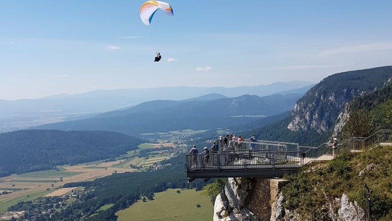 Paragleiter über Skywalk , © Flugschule Fly Hohe Wand 