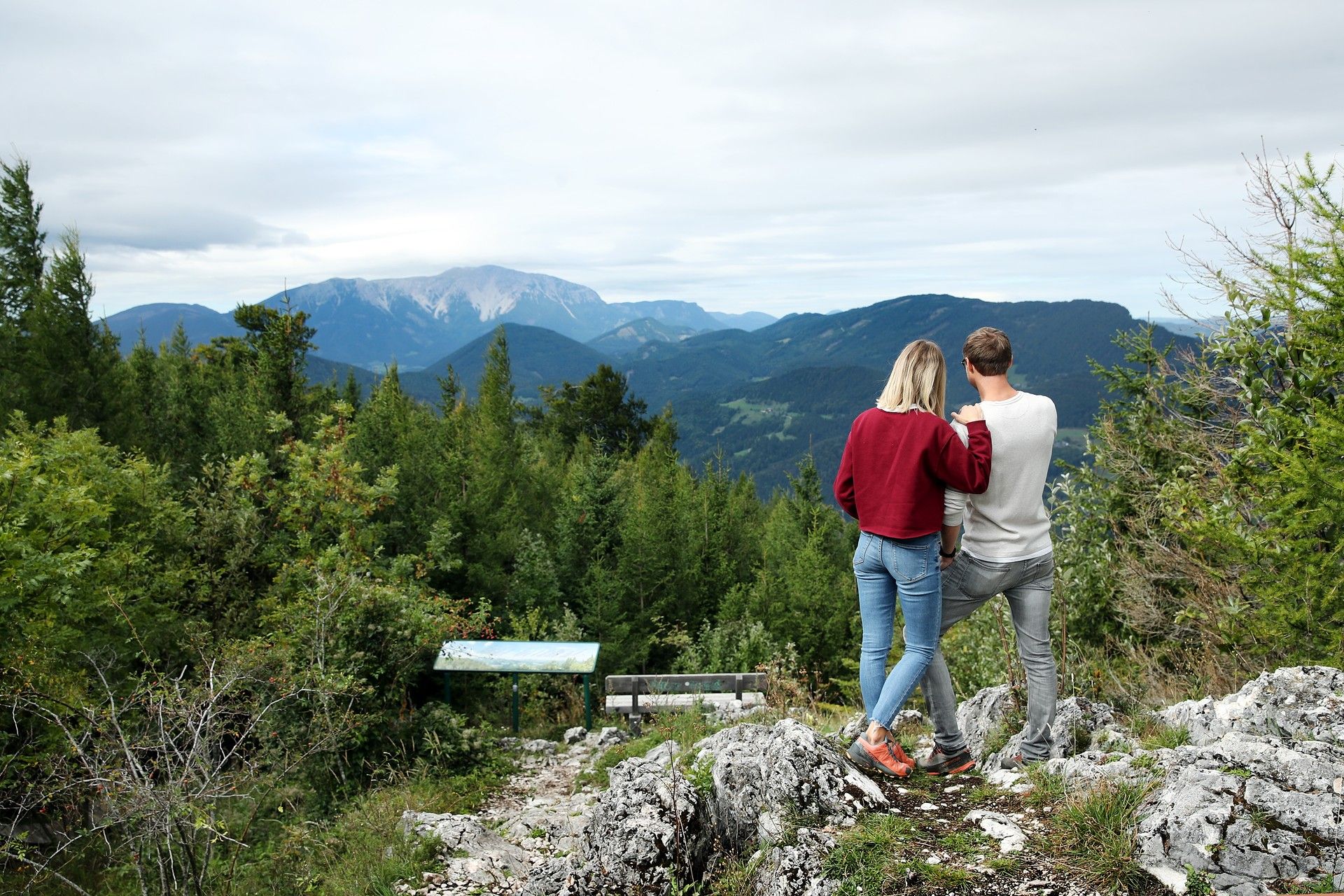 Ein Pärchen mit Blick auf den Schneeberg 