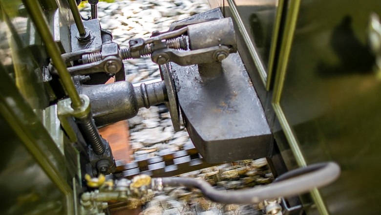 Nahaufnahme einer Schraubenkupplung zwischen zwei Eisenbahnwagen.