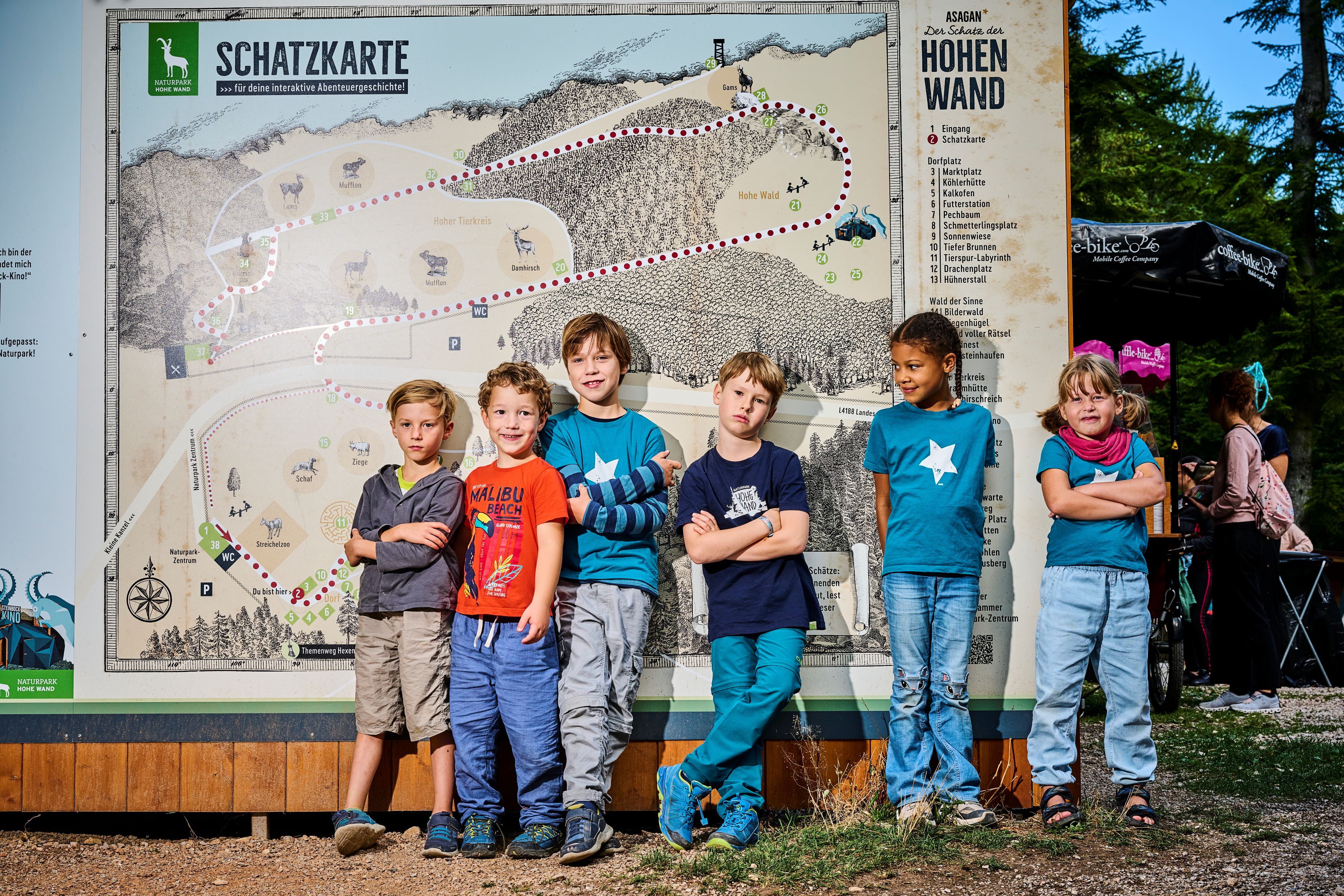 Kinder vor der großen Schatzkarte