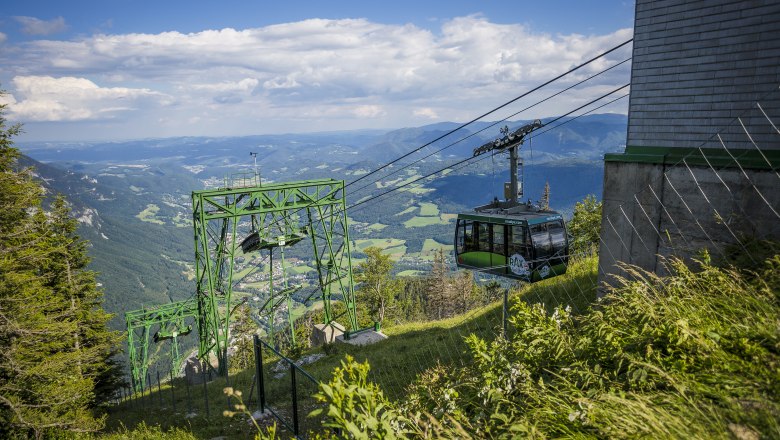 Seilbahn auf der Rax mit Blick auf das Tal und die umliegenden Berge.