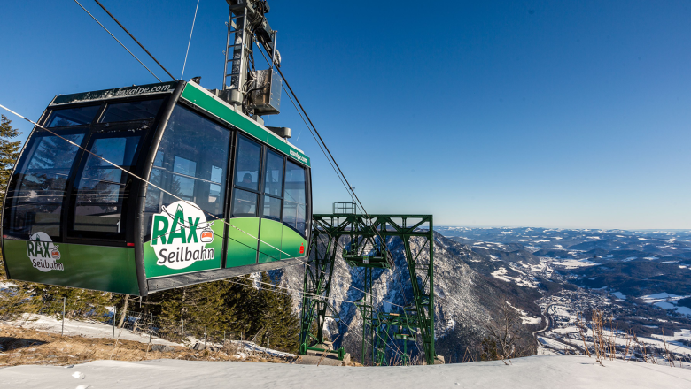 Rax-Seilbahn im Winter mit schneebedeckter Landschaft.