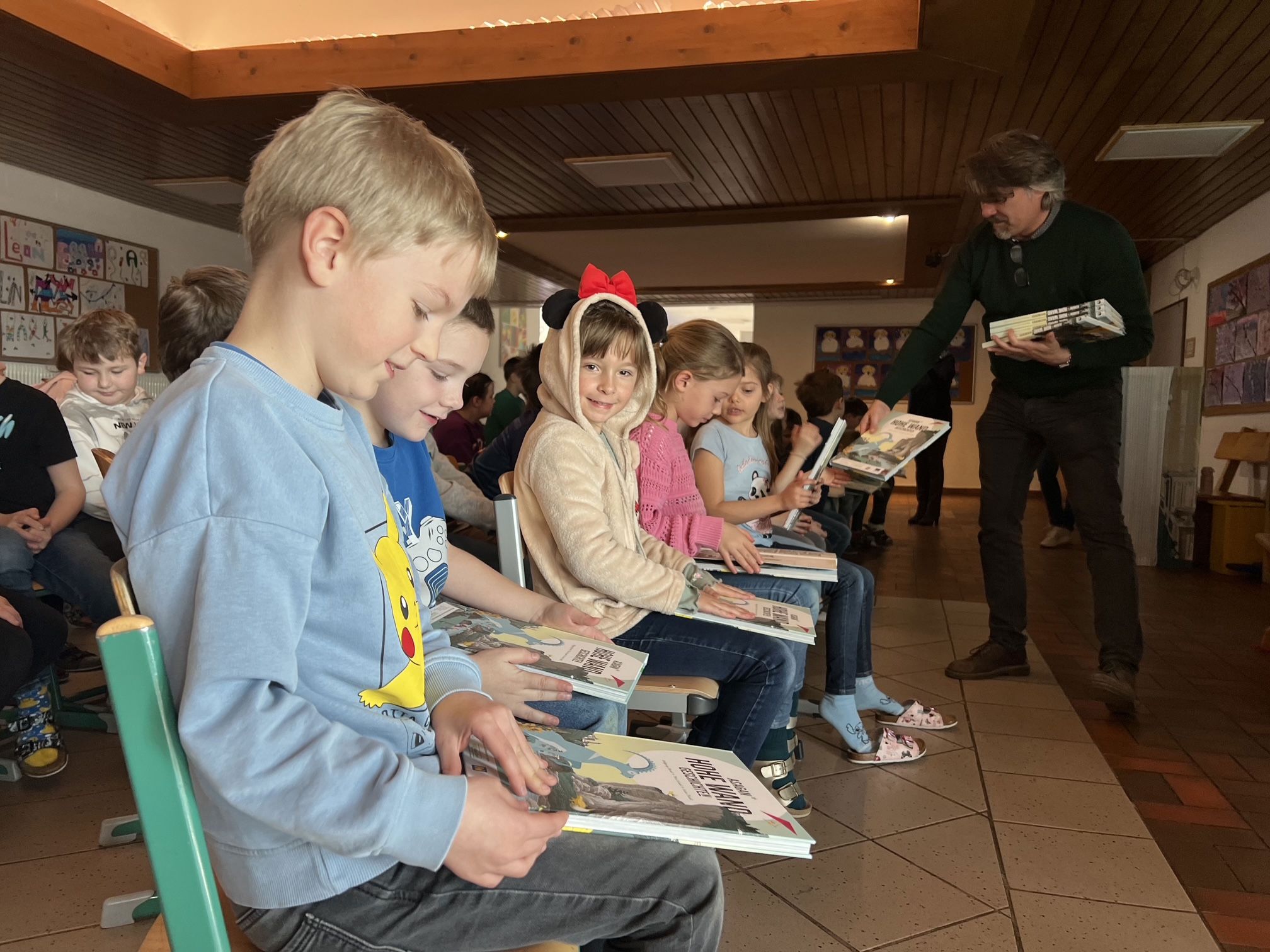 Kinder freuen sich über das ASAGAN Hohe Wand Buch