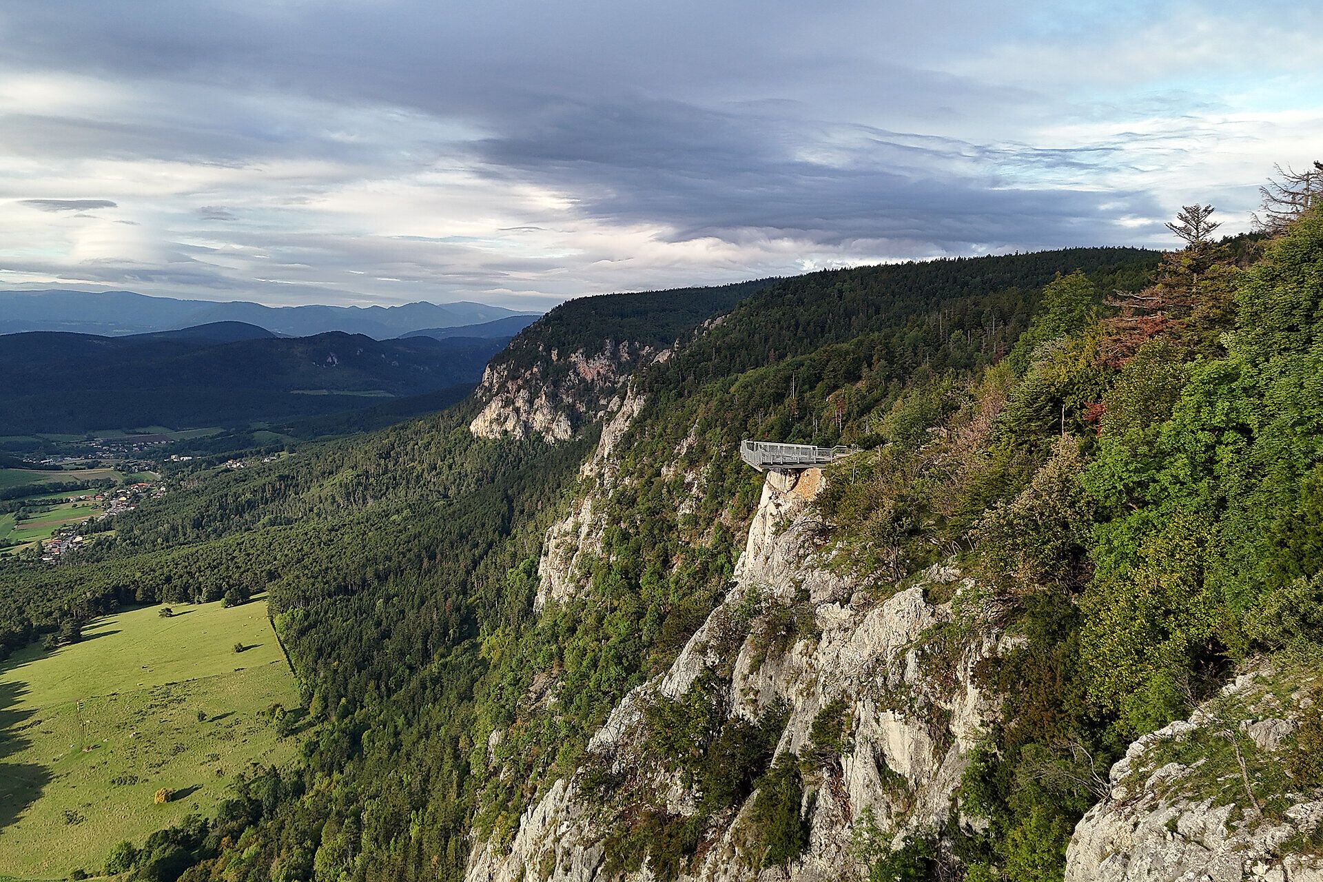Das Bild zeigt die Aussichtsplattform Skywalk im Naturpark Hohe Wand. 