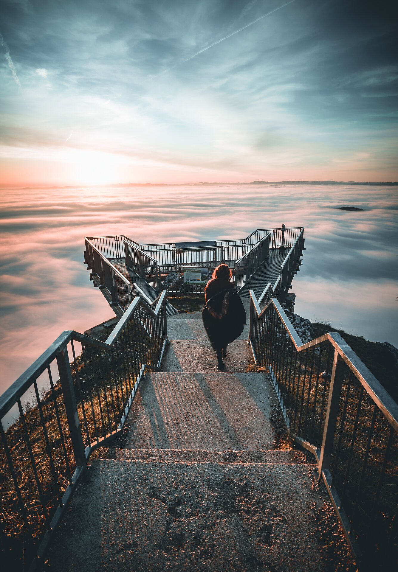 The observation deck offers a breathtaking view of the sea of fog that gently envelops the landscape. The cool morning air and the soft light of the rising sun create a magical atmosphere that invites you to linger.