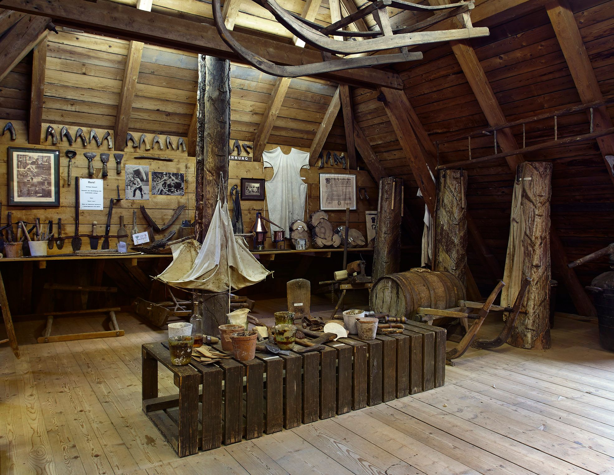 Innenansicht des Waldbauernmuseums Gutenstein mit alten Werkzeugen und Holzgegenständen.
