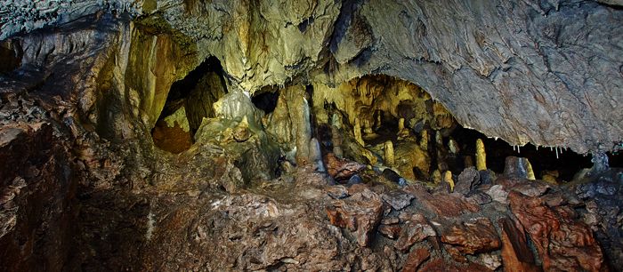Innenansicht einer Höhle mit Stalagmiten und Stalaktiten.