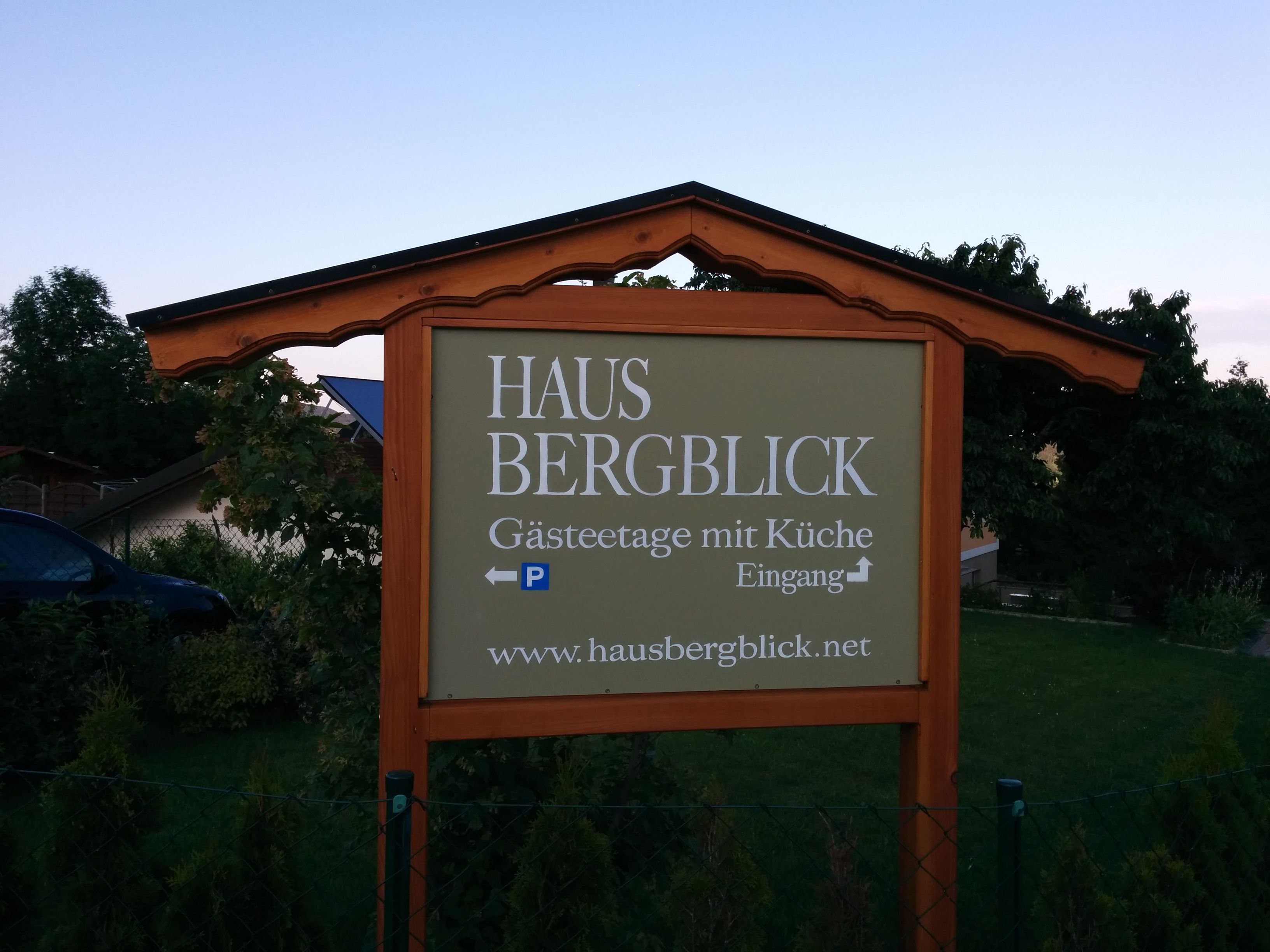 "Haus Bergblick, Gästetage mit Küche" feliratú tábla.