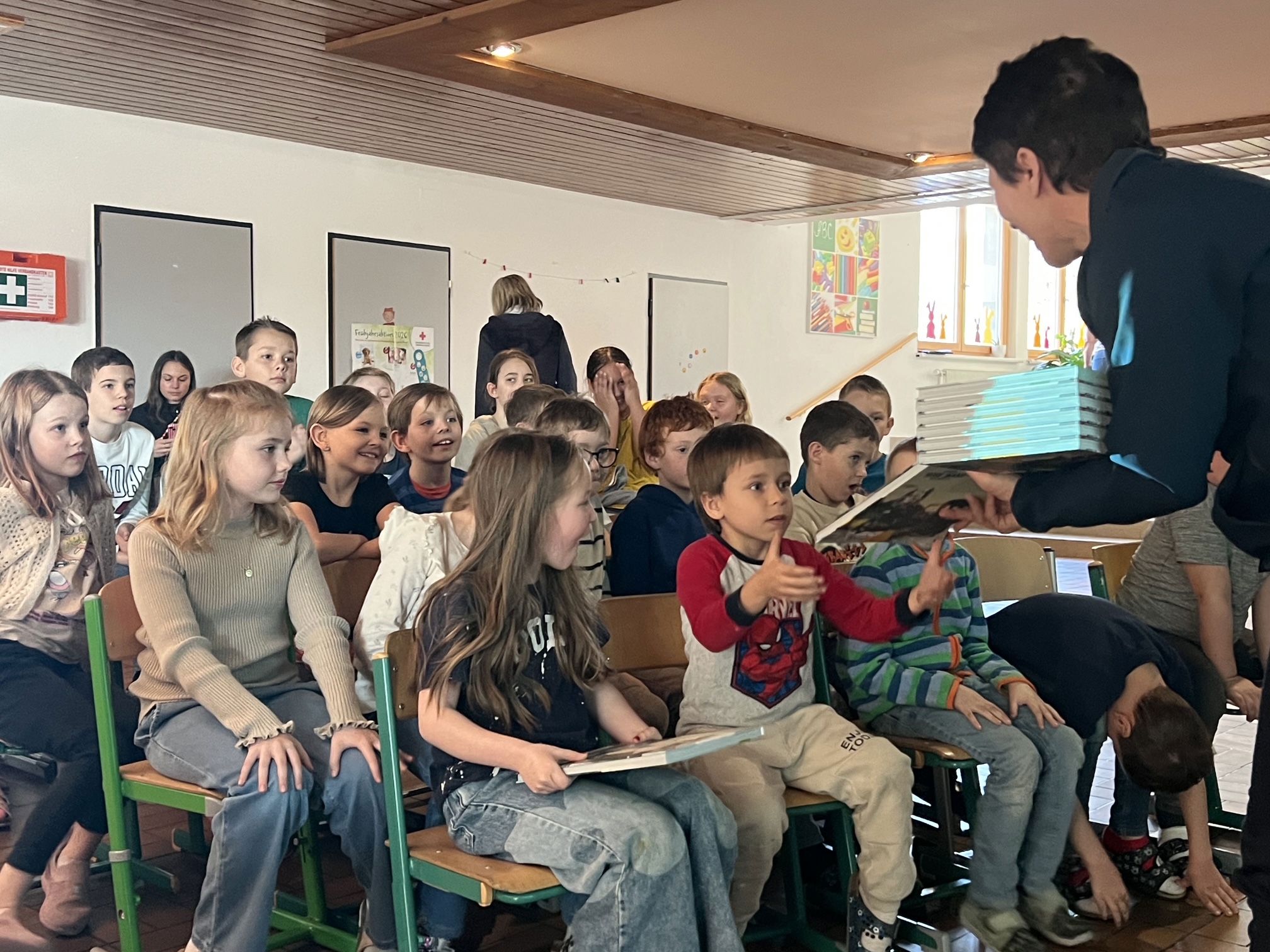 Kinder bekommen ein ASAGAN Naturbuch überreicht