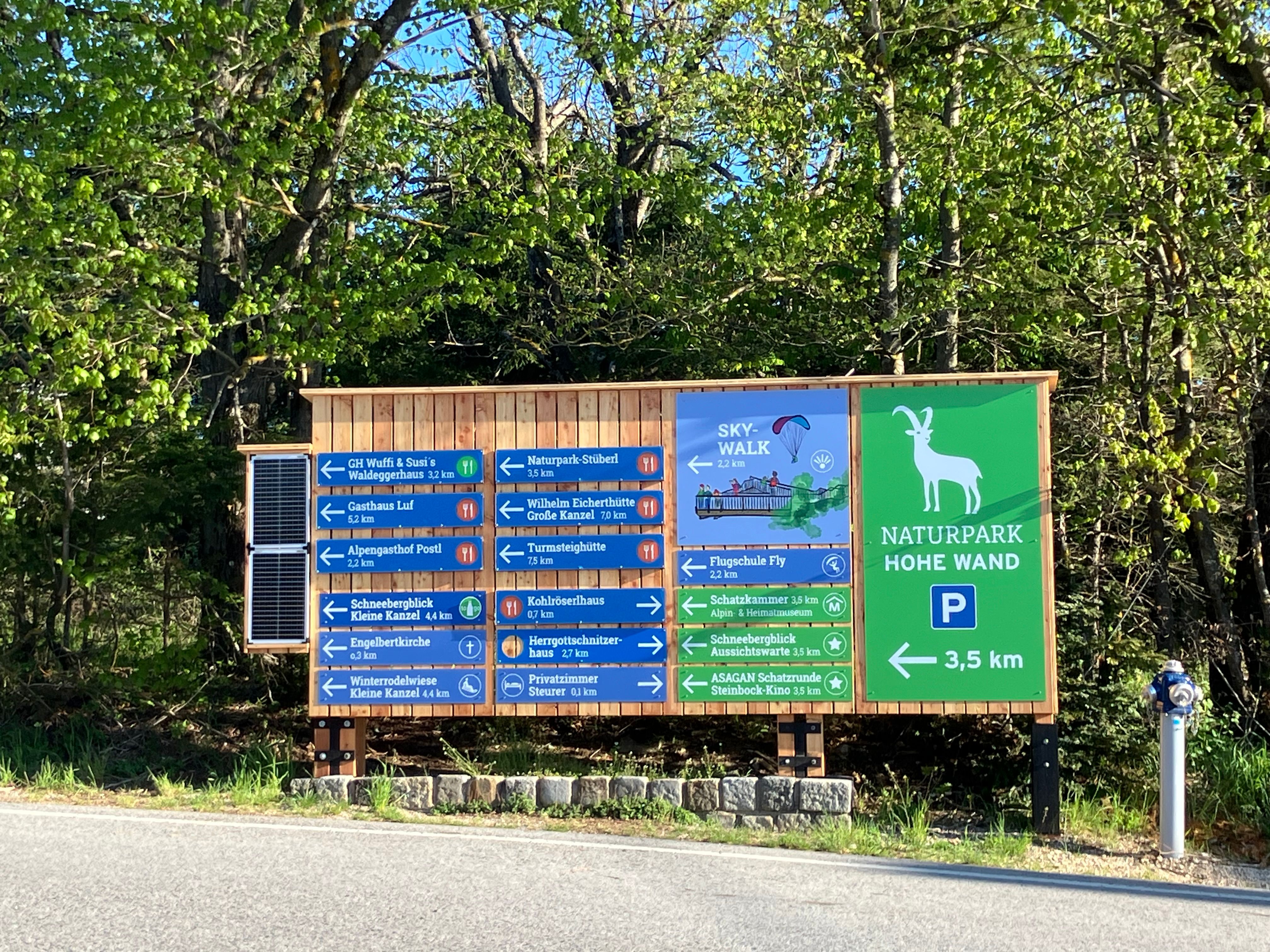 Grüne und blaue Wegweiser für die Anreise mit dem Auto