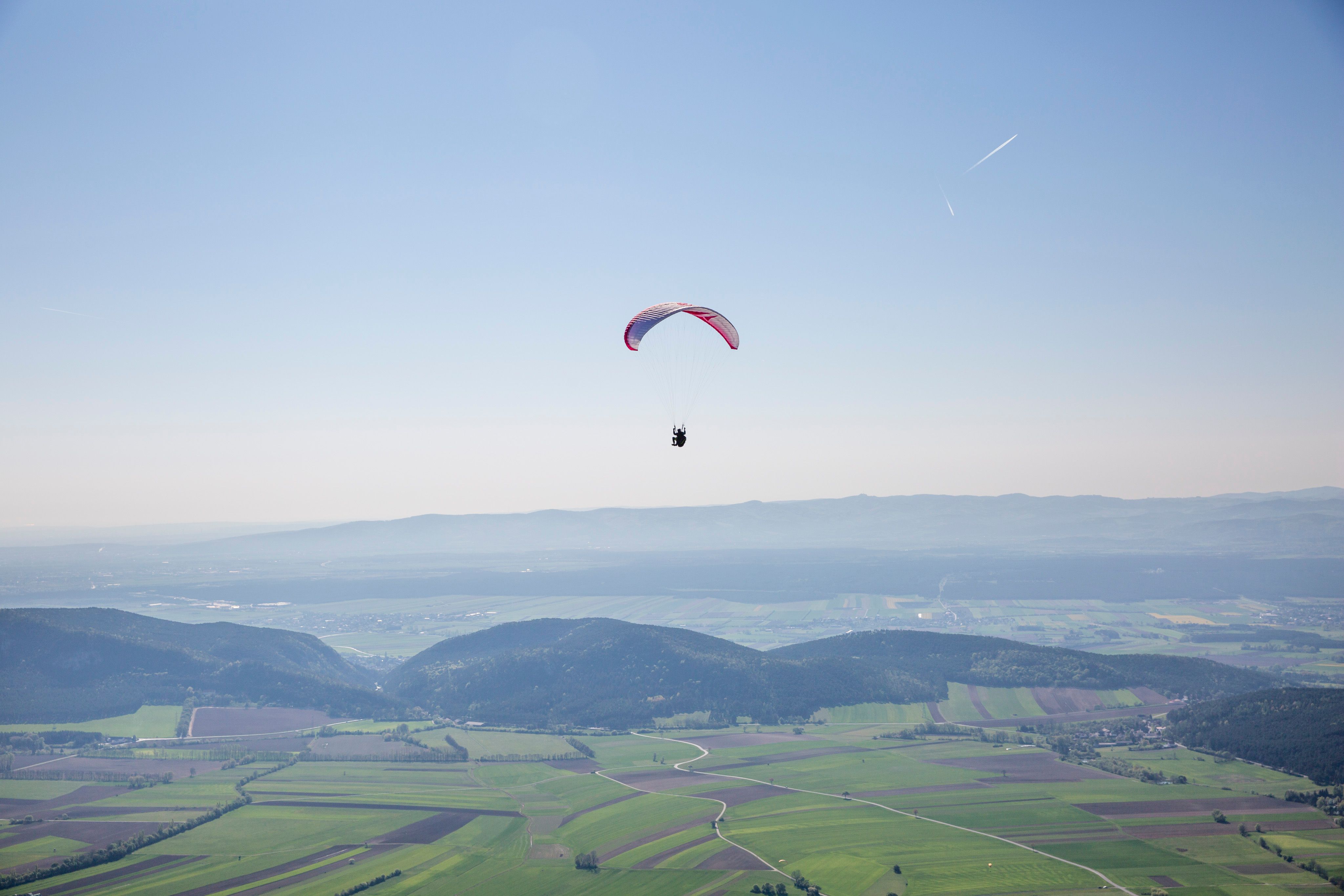 Paragleiter in der Luft über der Hohen Wand 