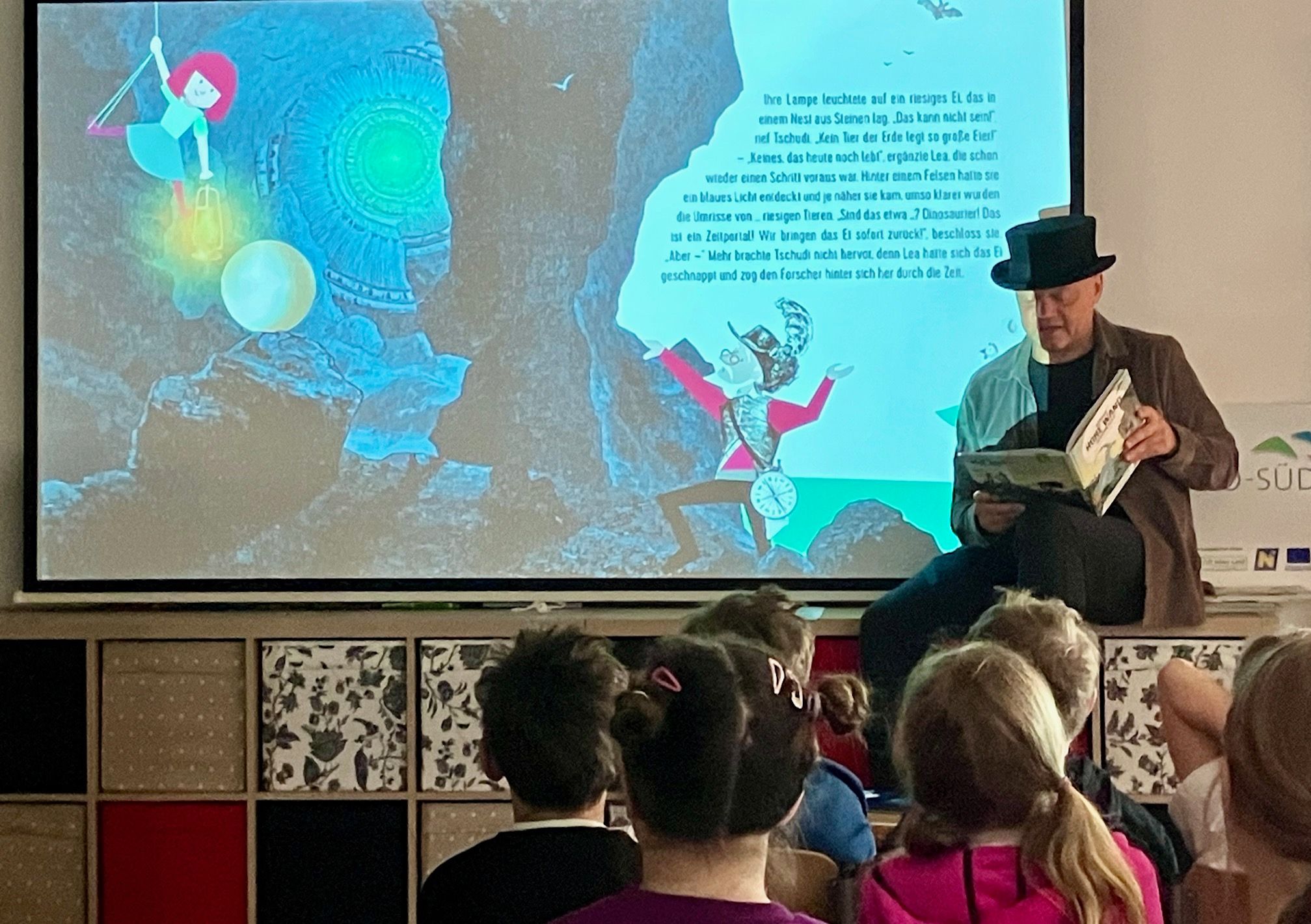 Autor Wolfgang Hartl liest den Kindern aus dem ASAGAN Hohe Wand Buch vor