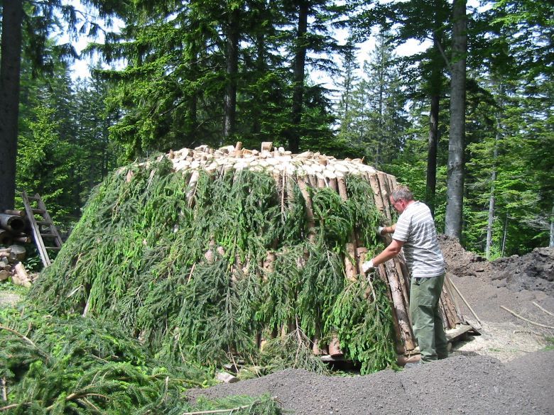 Rund 40Kubikmeter Holz werden in unserem Kohlenmeiler aufgeschlichtet