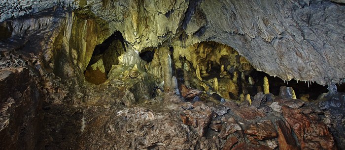 Innenansicht einer H&ouml;hle mit Stalagmiten und Stalaktiten.